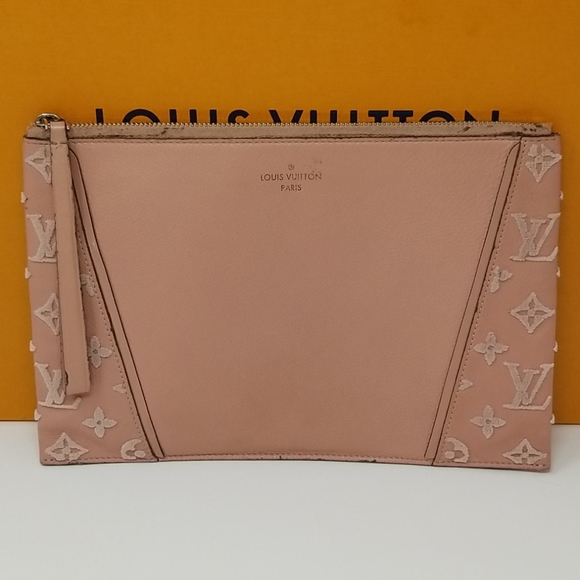 SOLD LV Pochette W Monogram
Veau Cachemire in Magnolia - Picture 2 of 12